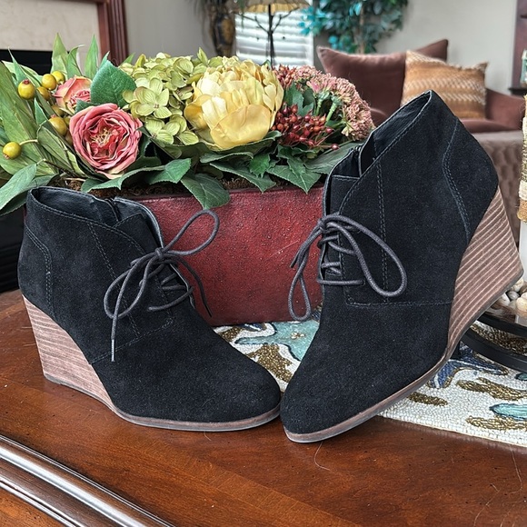 Lucky Brand Genuine Suede Black Lace Up Wedge Ankle Boots Booties w/ Side Zipper - Picture 15 of 15